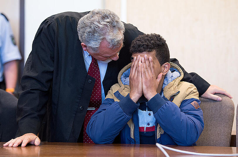 Der 26-jährige angeklagte Algerier im Amtsgericht in Köln neben seinem Verteidiger Rüdiger Buhr.