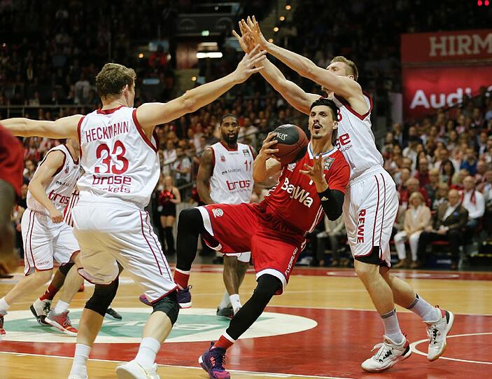 In der vergangenen Saison das Duell im Halbfinale: Bayern mit Nihad Djedovic (M.) gegen Bamberg.