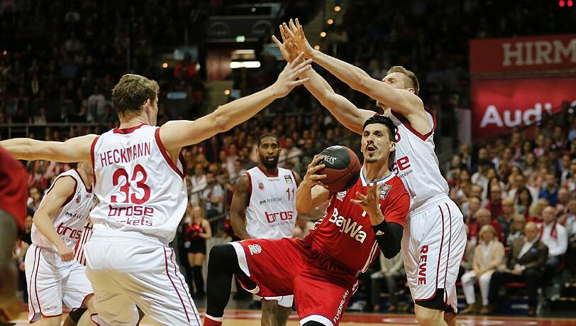 In der vergangenen Saison das Duell im Halbfinale: Bayern mit Nihad Djedovic (M.) gegen Bamberg. In der vergangenen Saison das Duell im Halbfinale: Bayern mit Nihad Djedovic (M.) gegen Bamberg.
