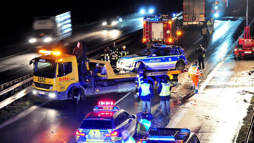 Das Heck des Streifenwagens wurde durch den Aufprall völlig deformiert.