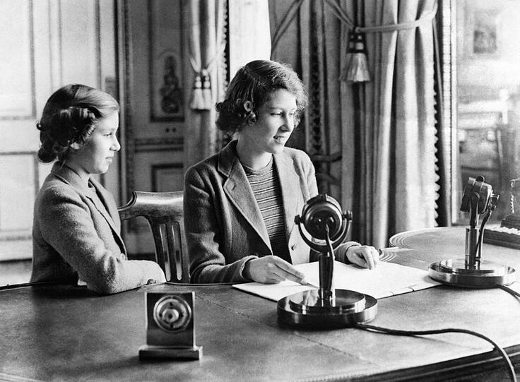 Royale Pflichten in jungen Jahren: Die Schwestern nehmen im Buckingham Palace 1940 eine Rede fürs Radio auf.