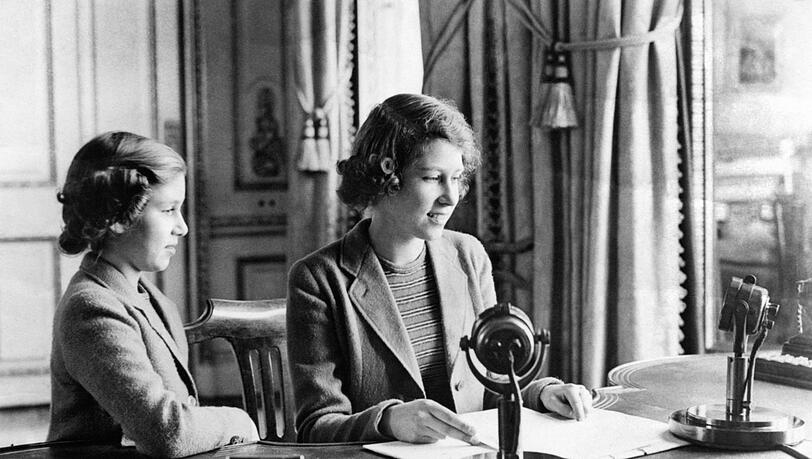 Royale Pflichten in jungen Jahren: Die Schwestern nehmen im Buckingham Palace 1940 eine Rede fürs Radio auf. Royale Pflichten in jungen Jahren: Die Schwestern nehmen im Buckingham Palace 1940 eine Rede fürs Radio auf.