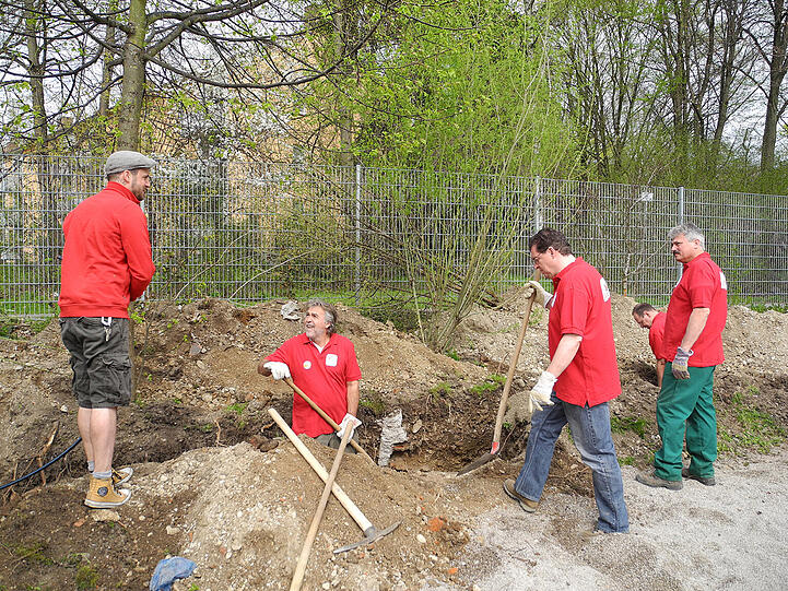 Auf der Kinder- und Jugendfarm in Ramersdorf wird für den guten Zweck gebuddelt.