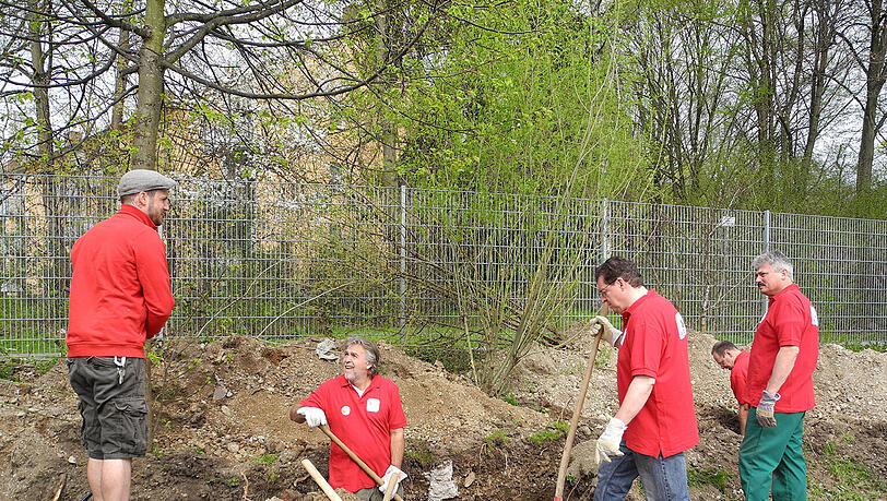 Auf der Kinder- und Jugendfarm in Ramersdorf wird für den guten Zweck gebuddelt. Auf der Kinder- und Jugendfarm in Ramersdorf wird für den guten Zweck gebuddelt.
