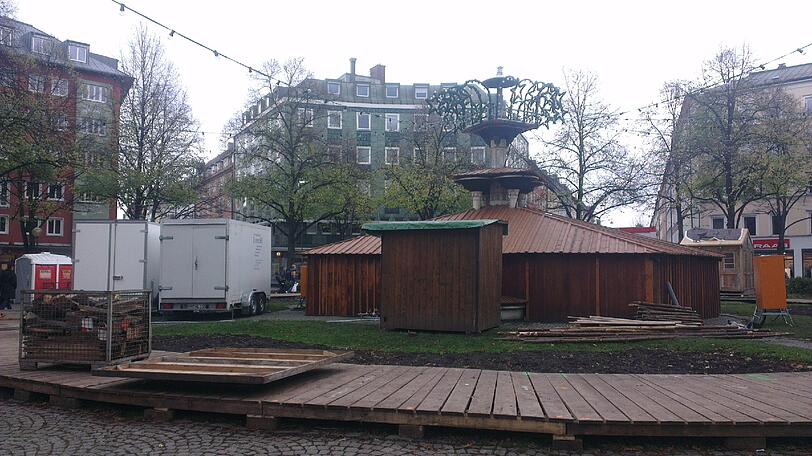 Jetzt geht's los: In Haidhausen wird der Weihnachtsmarkt aufgebaut.