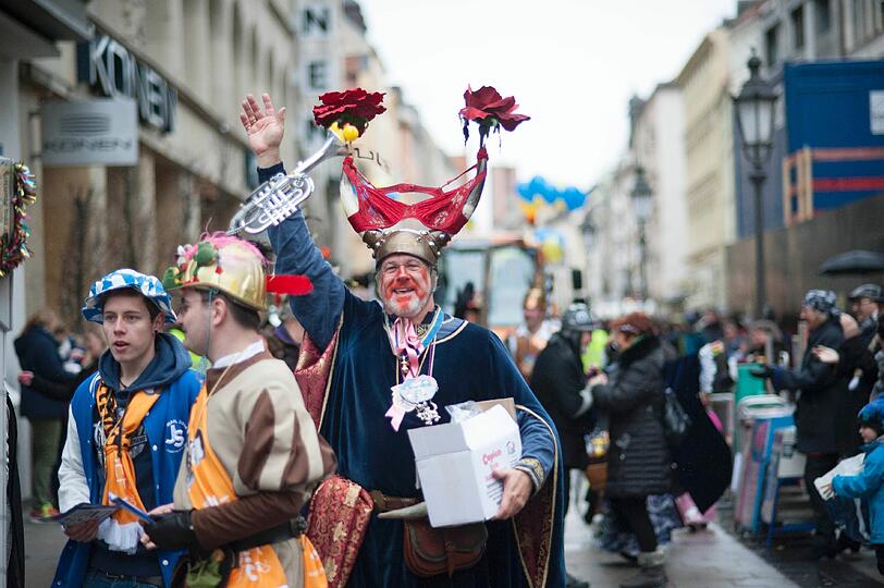 Die Damischen Ritter in Aktion: Impressionen vom Faschingszug durch die Altstadt am Sonntag.