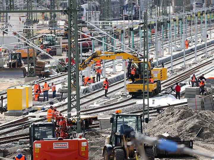 Arbeiter errichten eine neue Zugbildungsanlage auf dem Gelände vor dem Hauptbahnhof. Die Deutschen haben im vergangenen Jahr so viel gearbeitet wie seit 1991 nicht mehr.