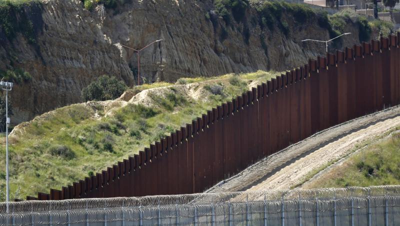 Blick auf die Grenzbefestigung zwischen den Vereinigten Staaten und Mexiko, die sich durch die Hügel zwischen San Diego und Tijuana schlängelt. Blick auf die Grenzbefestigung zwischen den Vereinigten Staaten und Mexiko, die sich durch die Hügel zwischen San Diego und Tijuana schlängelt.
