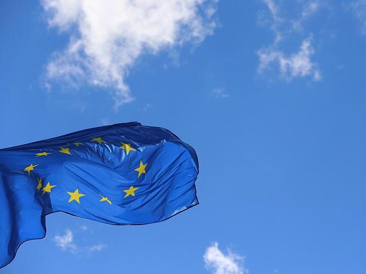 Eine Europafahne weht vor dem Europäischen Parlament in Straßburg.