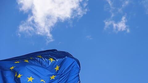 Eine Europafahne weht vor dem Europäischen Parlament in Straßburg.
