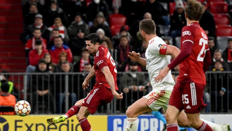 Mehrfach erfolgreich: Münchens Robert Lewandowski (l) erzielt den Treffer zum 5:2.