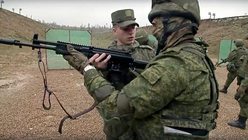 Auf diesem vom Pressedienst des russischen Verteidigungsministeriums veröffentlichten Handout-Videostandbild nehmen russische Rekruten an einem militärischen Training im Patriot-Park außerhalb Moskaus teil. Auf diesem vom Pressedienst des russischen Verteidigungsministeriums veröffentlichten Handout-Videostandbild nehmen russische Rekruten an einem militärischen Training im Patriot-Park außerhalb Moskaus teil.