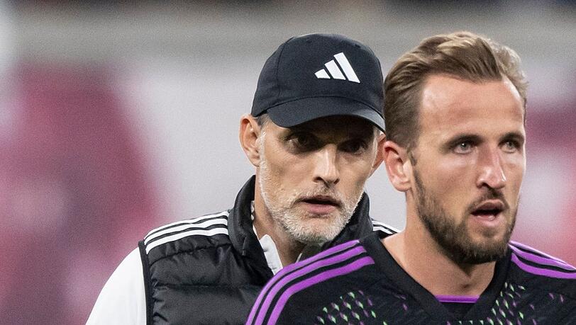 Bayerns Harry Kane (r) und Bayern Trainer Thomas Tuchel reagieren nach dem Spiel.