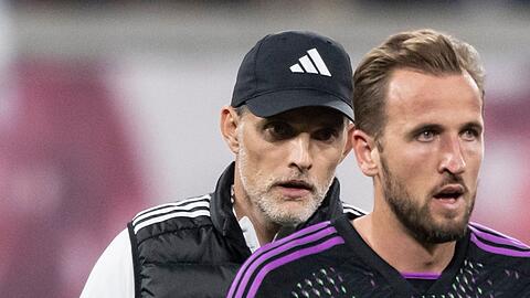 Bayerns Harry Kane (r) und Bayern Trainer Thomas Tuchel reagieren nach dem Spiel.