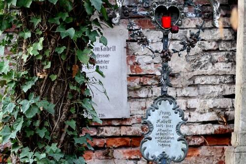Das Grab des Mundartdichters Franz von Kobel auf dem Alten Südlichen Friedhof.