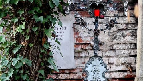 Das Grab des Mundartdichters Franz von Kobel auf dem Alten Südlichen Friedhof. Das Grab des Mundartdichters Franz von Kobel auf dem Alten Südlichen Friedhof.