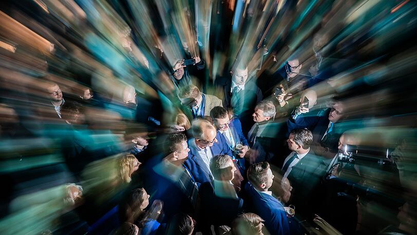 Der Kanzlerkandidat der Union, Friedrich Merz, steht am Wahlabend zwischen Parteifreunden in der CDU-Parteizentrale.