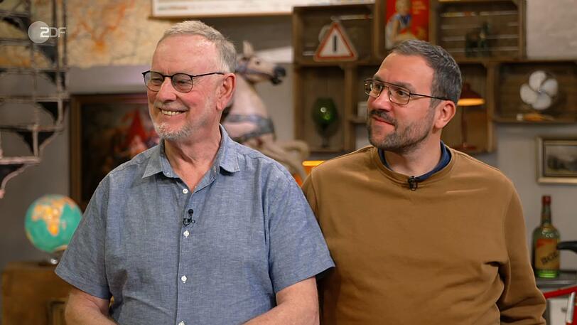 Helmut und Julian sind Freunde aus Hildesheim. Das mitgebrachte Kunstwerk hat Helmut von einem mittlerweile verstorbenen Freund erhalten, "der damit nichts anfangen konnte". Helmut und Julian sind Freunde aus Hildesheim. Das mitgebrachte Kunstwerk hat Helmut von einem mittlerweile verstorbenen Freund erhalten, "der damit nichts anfangen konnte".