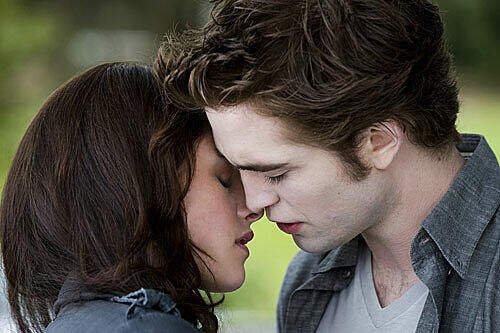 Nach drei Filmen nur knutschen, geht es in Teil 4 endlich zur Sache zwischen Edward (Robert Pattinson) und Bella (Kristen Stewart).
