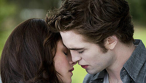 Nach drei Filmen nur knutschen, geht es in Teil 4 endlich zur Sache zwischen Edward (Robert Pattinson) und Bella (Kristen Stewart). Nach drei Filmen nur knutschen, geht es in Teil 4 endlich zur Sache zwischen Edward (Robert Pattinson) und Bella (Kristen Stewart).