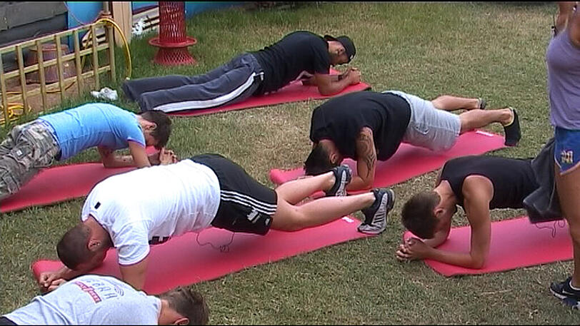 Anstrengend wird es für die Männer: Unter Daggys Anleitung müssen sie ein Bauch/Beine/Po-Training absolvieren.