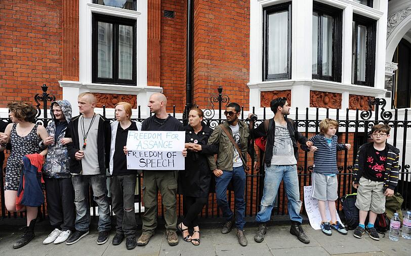 an der Botschaft von Ecuador: Tumulte in London um Julian Assange