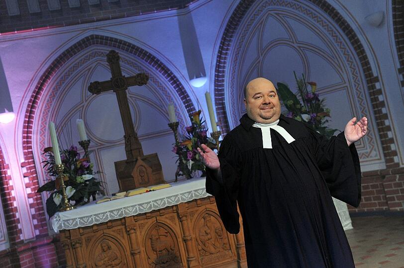 Bach posiert als Pastor in Köln bei den Dreharbeiten zur Folge 3682 der Serie "Verbotene Liebe".