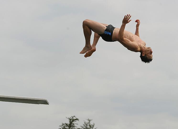 Die Löwen beim Turmspringen im Trainingslager. Sehen Sie hier die spektakulären Bilder.