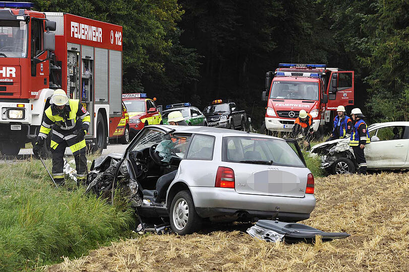 Unfall bei Sauerlach: An beiden Fahrzeugen entstand Totalschaden. Die Staatsstraßec2070 war zwischen den Ortschaften Sauerlach und Altkirchenczwischen 15.45 und 18.30 Uhr gesperrt.