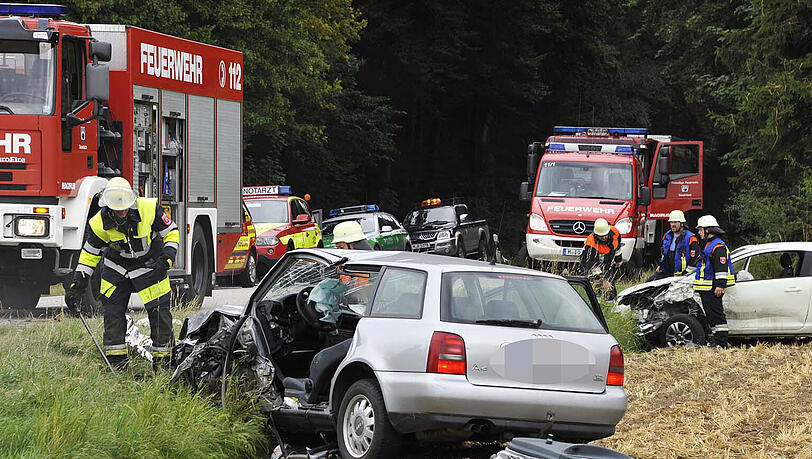 Unfall bei Sauerlach: An beiden Fahrzeugen entstand Totalschaden. Die Staatsstraßec2070 war zwischen den Ortschaften Sauerlach und Altkirchenczwischen 15.45 und 18.30 Uhr gesperrt. Unfall bei Sauerlach: An beiden Fahrzeugen entstand Totalschaden. Die Staatsstraßec2070 war zwischen den Ortschaften Sauerlach und Altkirchenczwischen 15.45 und 18.30 Uhr gesperrt.
