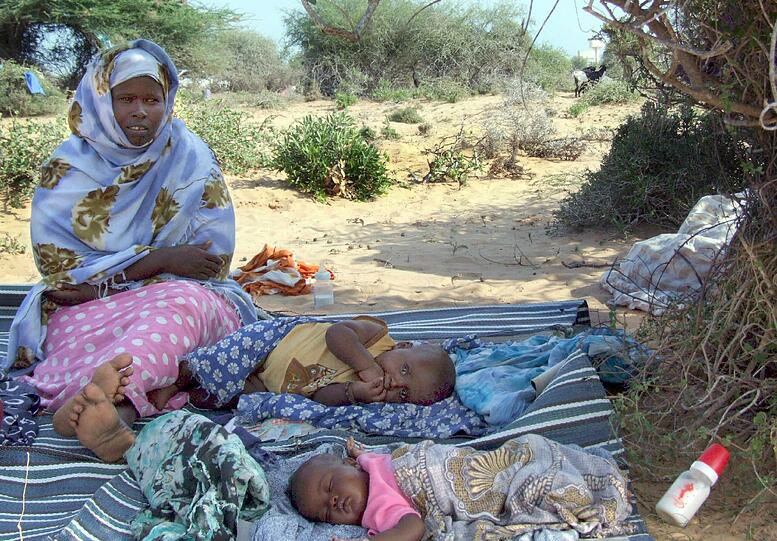 Eine Mutter in Somalia mit ihren beiden Kindern.