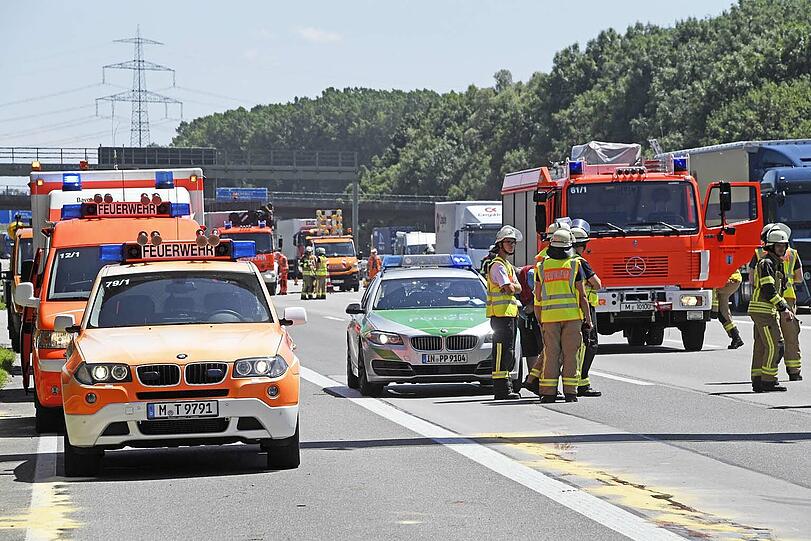 Die Bilder vom schweren Lkw-Unfall auf der A99.