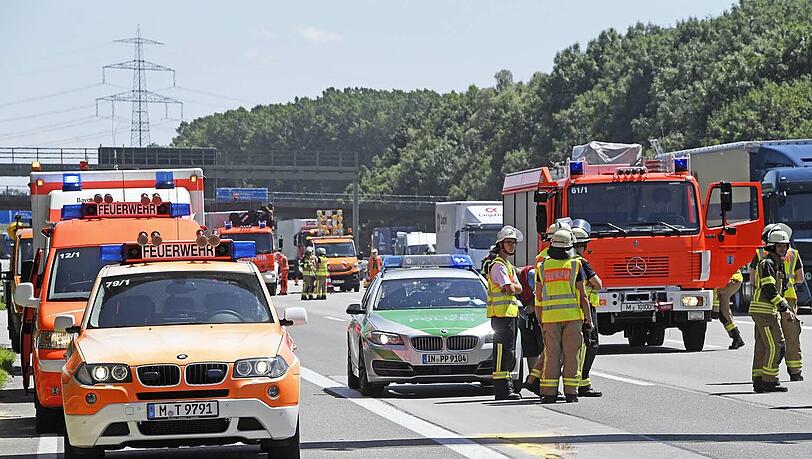 Die Bilder vom schweren Lkw-Unfall auf der A99. Die Bilder vom schweren Lkw-Unfall auf der A99.
