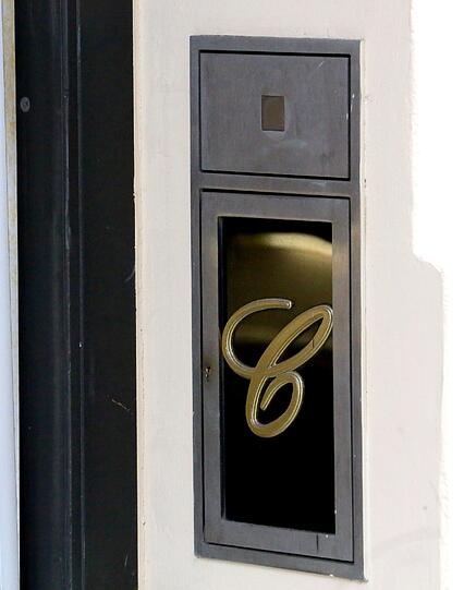 Brutaler Überfall auf Chopard-Filiale: So schlimm sieht es in dem Juwelier in der Maximilianstraße aus.