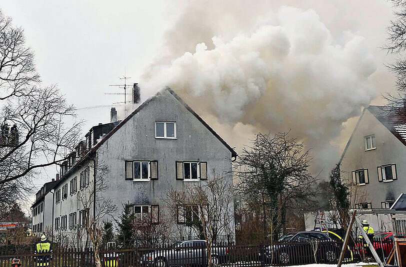 In München ist am Sonntag der etwa 30 Meter lange Dachstuhl eines Mehrfamilienhaus bei einem großbrand völlig zerstört worden.