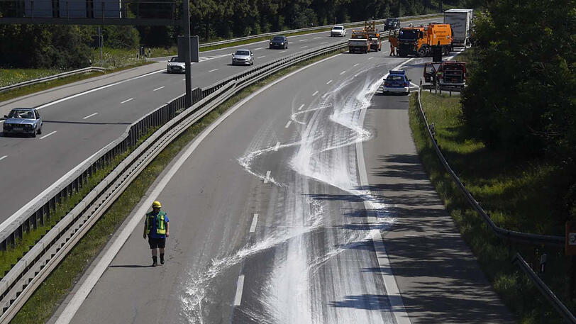 Aus Grau mach Weiß: Bilder von der eingefärbten A94 bei Riem.