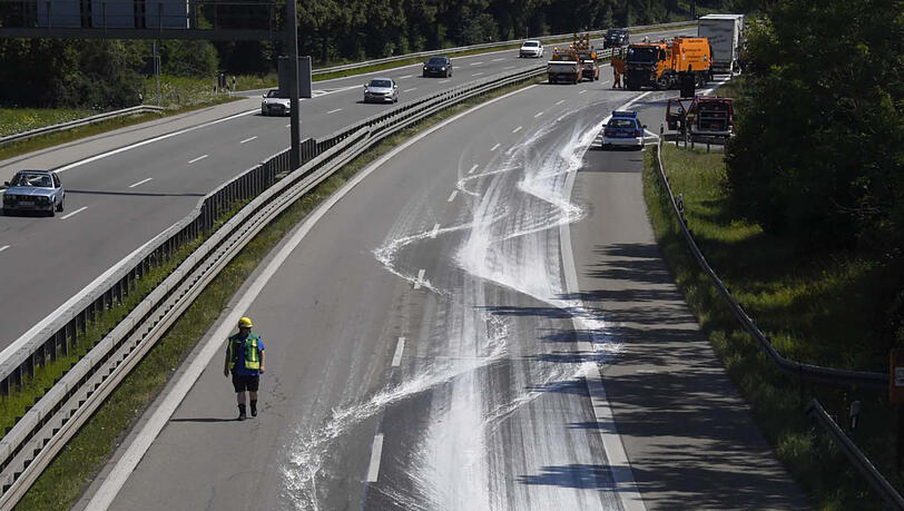 Aus Grau mach Weiß: Bilder von der eingefärbten A94 bei Riem. Aus Grau mach Weiß: Bilder von der eingefärbten A94 bei Riem.