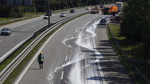 Aus Grau mach Weiß: Bilder von der eingefärbten A94 bei Riem.