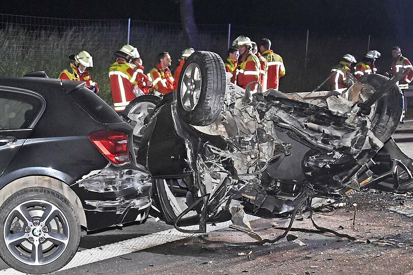 Der Fahrer wurde aus dem Auto geschleudert und erlag im Krankenhaus seinen schweren Verletzungen.