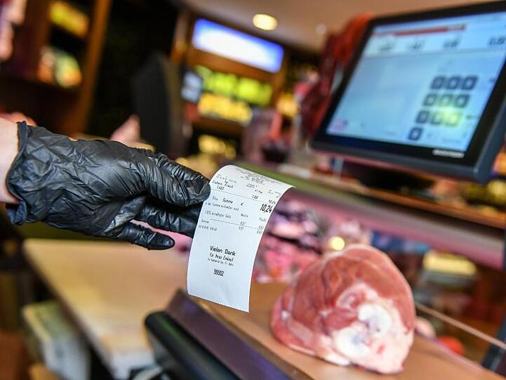 Kassenbon-Alltag in einer Metzgerei. Ab 2020 sind Geschäfte dazu verpflichtet, ihren Kunden Kassenbons auszudrucken.