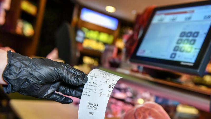 Kassenbon-Alltag in einer Metzgerei. Ab 2020 sind Geschäfte dazu verpflichtet, ihren Kunden Kassenbons auszudrucken. Kassenbon-Alltag in einer Metzgerei. Ab 2020 sind Geschäfte dazu verpflichtet, ihren Kunden Kassenbons auszudrucken.
