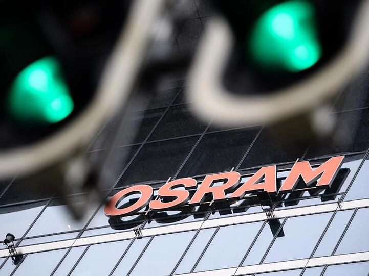 Zwei Ampeln zeigen vor der Zentrale der Firma Osram grünes Licht.