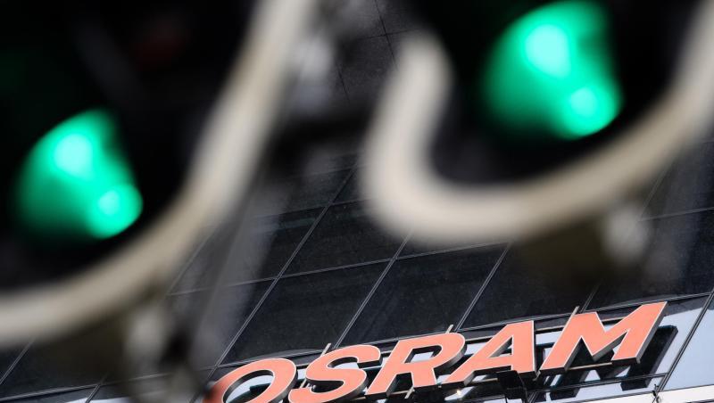 Zwei Ampeln zeigen vor der Zentrale der Firma Osram grünes Licht. Zwei Ampeln zeigen vor der Zentrale der Firma Osram grünes Licht.