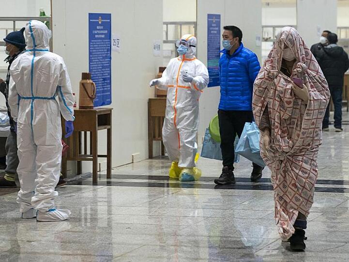 Medizinisches Personal kümmert sich in einem provisorischen Krankenhaus um Patienten, die sich mit dem Coronavirus infiziert haben.