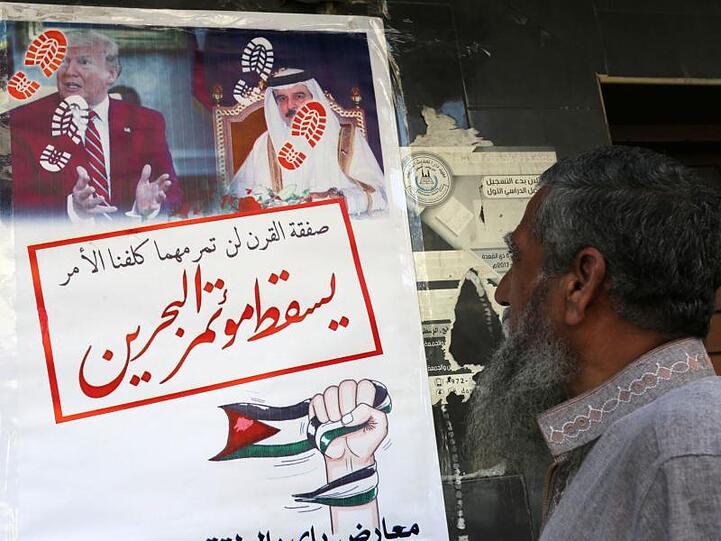 Ein Mann steht vor einem geschlossenem Geschäft in Chan Yunis. Palästinenser im Gazastreifen streiken aus Protest gegen die Konferenz in Bahrain.