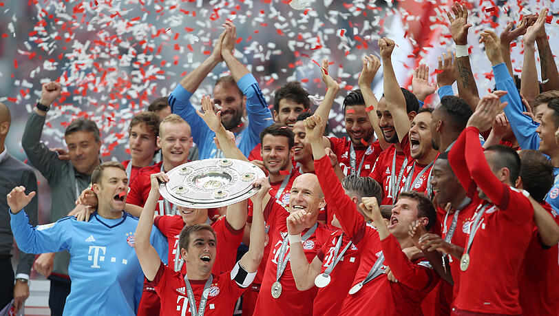 Der damalige Kapitän Philipp Lahm hielt am Ende der Saison 2014/2015 die Schale hoch. Der damalige Kapitän Philipp Lahm hielt am Ende der Saison 2014/2015 die Schale hoch.