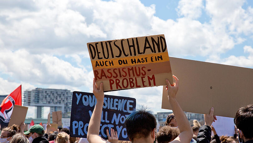 "Auch Deutschland hat ein Rassismusproblem" - steht auf einem Schild bei einer Demonstration.