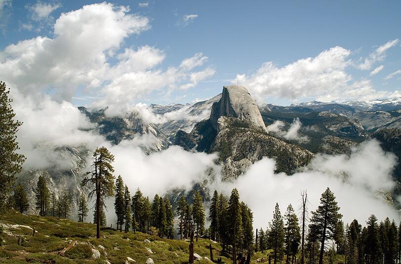 Der Half Dome ragt knapp 2.700 Meter über dem Yosemite Valley in die Höhe. Der Half Dome ragt knapp 2.700 Meter über dem Yosemite Valley in die Höhe.