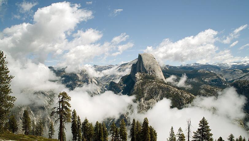 Der Half Dome ragt knapp 2.700 Meter über dem Yosemite Valley in die Höhe. Der Half Dome ragt knapp 2.700 Meter über dem Yosemite Valley in die Höhe.