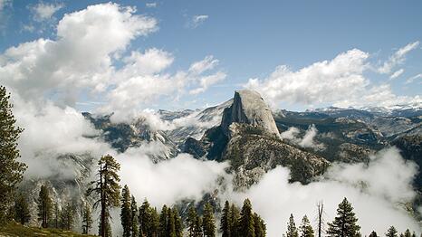 Der Half Dome ragt knapp 2.700 Meter &uuml;ber dem Yosemite Valley in die H&ouml;he.